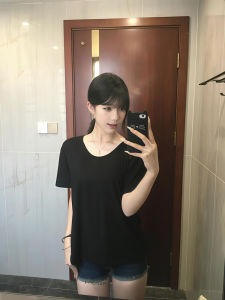 เสื้อยืดคอกลมแขนสั้นสีดำสำหรับผู้หญิงในช่วงฤดูร้อน เสื้อเชิ้ตทรงหลวมพื้นฐานลำลอง สไตล์เรียบง่าย คอวี ทรงปกติ