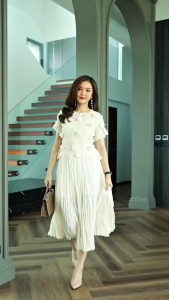 Cutie Minute อก ฟรีไซส์ 36"-50” เอว ยางยืดรอบเอว 24"-46" Pleated set ชุดเซ็ทเสื้อ+กระโปรงอัดพลีทเปลือกไม้สุดเก๋ ชุดยืดได้เยอะ งานแต่งด้วยดอกไม้3มิติ