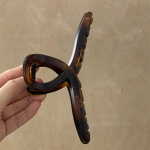 Large Size 15cm Amber Colored Shark Hair Clip Stylish Versatile Hair Grips for Thick Hair Shops Bestseller Simple Design