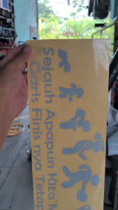 SEJAUH APAPUN KITA MENGEJAR DUNIA STICKER MOBILSTICKER CUTING MOBIL