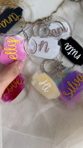 Gantungan Kunci Akrilik Nama Berwarna Gold & RoseGold: Desain Aesthetic & Unik