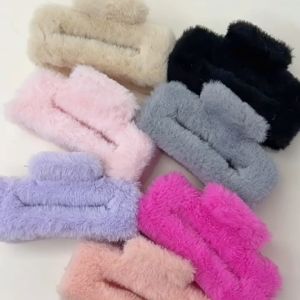 Gratis Ongkir - Jepitan Rambut Korean Style / Jepit Rambut Bahan Bulu /  Fluffy Hair Clips For Girl / Jedai Lucu Non Slip Bahan Bulu