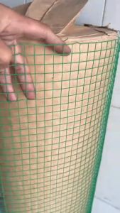 ( Khổ cao 1m x dài 10m )Lưới sắt bọc nhựa mắt lưới màu xanh ( ô vuông rộng 1.2cm ) làm chuồng trại gia xúc.