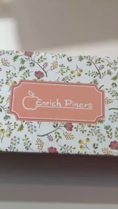ของEnrich piners คัชชูสีกากีส้นเตี้ยเป็นตัวเลือกที่ดีสำหรับการใส่ทำงาน เนื่องจากสีกากีถือเป็นสีที่ดูสุภาพและสามารถเข้ากับชุดทำงานได้หลากหลายแบบ ส่วนส้นเตี้ยทำให้ใส่สบายและเดินได้ง่ายตลอดวัน