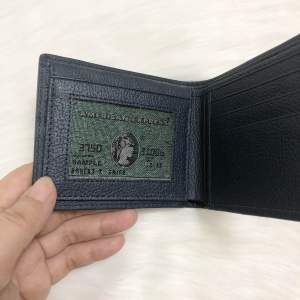 Ví nam da cá đuối thật kích thước 12cm-9.5cm màu xanh có mắt ngọc trai