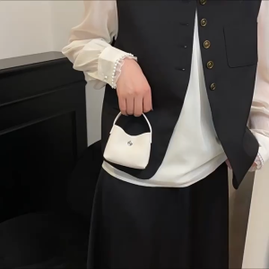 EchoBliss  กระเป๋าใบเล็กหิ้วสไตล์เกาหลี INS กระเป๋าผู้หญิงรุ่นใหม่สไตล์ตะวันตกซองอั่งเปากระเป๋าแฟชั่นสำหรับออกนอกบ้าน