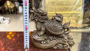 Long Quy Cõng Con Đứng Trên Gậy Như Ý Bằng Đồng Màu Nâu Giả Cổ (DxRxC: 20x8x20 nặng 26kg)