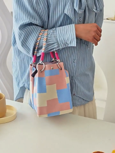 ZEFAN 【การจัดส่งสินค้า 2-3 วัน】กระเป๋าถือถักสไตล์เกาหลี ความจุขนาดใหญ่ กระเป๋าถือสำหรับใส่ของใช้ประจำวัน กระเป๋าถือทรงสี่เหลี่ยมเล็กสำหรับเดินทางไปทำงาน กระเป๋าถือคริสต์มาส