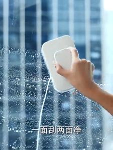 แปรงเช็ดกระจก แปรงทำความสะอาด อุปกรณ์เช็ดกระจก ตัวเช็ดกระจกพร้อมกันสองด้าน ตัวเช็ดกระจก 2 ด้าน แบบแม่เหล็กติดแน่น ประหยัดเวลา ทำความสะอาดกระจกได้ง่าย