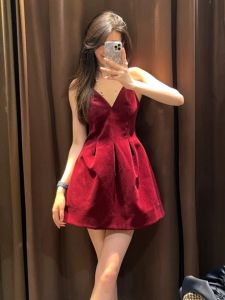 ชุดเดรสคอวีสีแดงวินเทจสไตล์ฮิปซี กระโปรงทรงเอ แขนกุด ผ้ากำมะหยี่ ทรงเข้ารูป สำหรับผู้หญิง ช่วงฤดูใบไม้ร่วงและฤดูหนาว