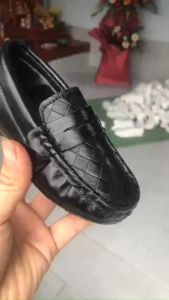 Giày trẻ em in đen trắng caro