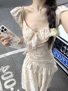 ชุดเดรสยาวแขนกุดลายดอกไม้สไตล์ฝรั่งเศสสำหรับฤดูร้อนปี 2024 ชุดเดรสยาวเอวสูงสำหรับผู้หญิง ชุดเดรสยาวคลุมเข่าสไตล์วันหยุดชายหาด