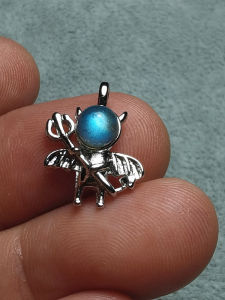 สร้อยคอจี้คริสตัลหินแสงจันทร์ธรรมชาติ โซ่กระดูกไหปลาร้า แสงสีน้ำเงินสดใส สร้อยคอแบบมีเอกลักษณ์เฉพาะตัว สไตล์ย้อนยุค เครื่องประดับแฟชั่น