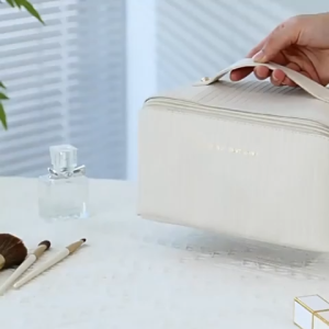 A HAUS กระเป๋าเครื่องสำอาง เดินทาง PU ไซส์ใหญ่ กันน้ำ ซิปเปิดกว้าง ใส่อุปกรณ์อาบน้ำ จัดระเบียบง่าย