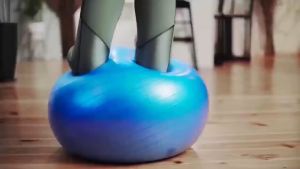 55cm Yoga ballมากับเทคโนโลยี่ไม่ระเบิดหรือแตกทันทีเมื่อโดนของคม ลูกบอลโยคะ  ขนาด 55CM ฟรีที่สูบลม สาว150-165cm วัสดุPVCยืดหยุ่นสูงทนทานกันลื่น