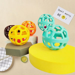 ลูกบอลเสียงกระดิ่งสัตว์เลี้ยง พลาสติก ลูกบอลรูหุ้ม กระตุ้นแมว ทนทานต่อการเคี้ยว ของเล่นสำหรับแมว ลูกบอลกระดิ่งเสียงดัง