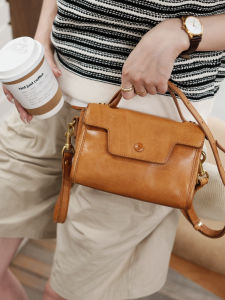 กระเป๋าสตางค์สี่เหลี่ยมเล็กทรงคลาสสิกแบบถือได้ หนังวัวที่ถูกตกแต่งด้วยวัสดุธรรมชาติ กระเป๋าสะพายข้างแบบสะพายข้างสำหรับผู้หญิง น้ำหนักเบา กระเป๋าใส่ของเล็กที่ทนทาน