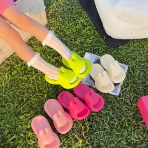 New รองเท้าแตะแฟชั่น 4 สี การสอบสัญญาณแฟชั่น เพียงพอดีพื้นนู่มาใหม่ให้เลือก สี แบบจุกๆ งานสวย ไม่พลาด