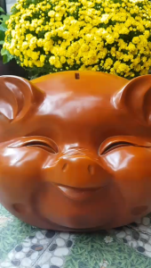 Tượng Đầu Heo Gỗ Gõ 40cm màu đỏ mặt vui vẻ tươi cười híp mắt biểu tượng sự may mắn giàu sang phú quý anh chị trưng phòng khách nhà công ty đẹp phía trên có chỗ để ống ạ sáng ra nhìn đầu heo vui tươi cả ngày năng lượng tài lộc vào rồi chỉ có 3980k ạ