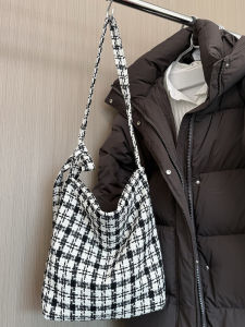 กระเป๋าสะพายข้างลายสก็อตขนาดใหญ่แบบปรับได้ กระเป๋าสะพายข้างผ้าลายสก็อตสีดำและสีขาวสไตล์ย้อนยุคสำหรับฤดูใบไม้ผลิ 2024