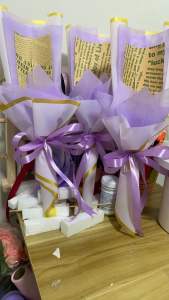 ช่อดอกไม้เปล่ามีแท่งโฟม สำหรับปัจฉิม ช่อใส่ ธนบัตร เสียบดอกไม้ได้ดอกกุหลาบ ไซส์Sสูง 35 cm กว้าง 25 cm สีม่วง