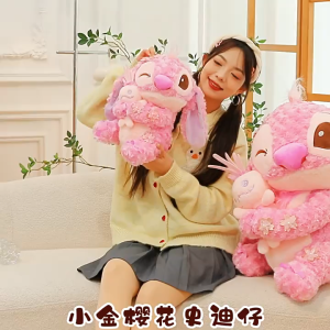 ตุ๊กตา Stitch สีชมพูกอดทองน้อย กอดเป็ด Stitch ดอกซากุระ ของขวัญวันเกิดตุ๊กตาผ้ากำมะหยี่ Stitch