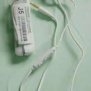 Tai Nghe Samsung J5 Có 2 Loại ( Thường ) Và ( Zin ) Jack 3.5mm Cho Âm Thanh Chuẩn Có Núm Gíup Không Đau Tai Thoải Mái Khi Đeo
