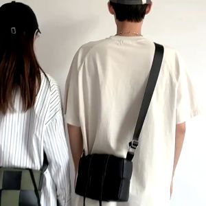 VALEUNIBAGS [พร้อมส่งในไทย-] กระเป๋าหนัง PU ผู้ชายแฟชั่นเกาหลี หนังนิ่มลายตาราง พร้อมเชือกหูรูด ขนาด 21x8x15 cm. มี 2 สี สายสามารถปรับสั้นยาวได้ ไม่ดำลอก สามารถโดนน้ำได้ เชือกรูดได้ปรับได้ บรรจุของได้เยอะ