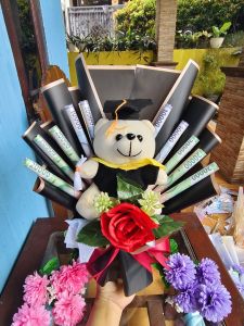 BUKET BONEKA WISUDA DAN UANG ROLL KlOSONGAN TINGGAL ISI SENDIRI GRATIS KARTU UCAPAN Kado