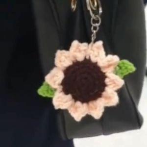 Sunflower Crochet Keychain: A Cute Bag Accessory