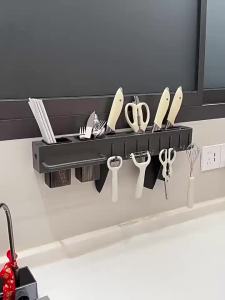 YIXUAN | Wall-mounted Suction Cup Knife Rack Storage Holder