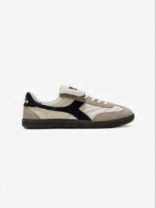 Minimalist Casual Shoes with Retro Football Style
