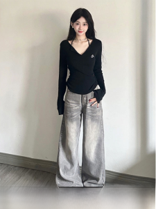 Slim Fit V-Neck Long Sleeve T-Shirt Womens Inner Wear Chic Short Style Waist-Cinched Base Layer Top for Spring Autumn