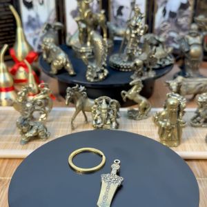 Tượng Nhỏ Bằng Đồng Hình Thanh Kiếm Hộ Mệnh (Kích Thước: 2.0 x 5.8cm)