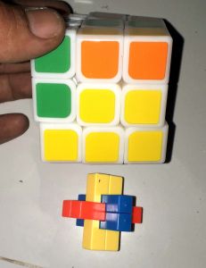 Một cục Rubik 3x3x3 kèm đế trưng bày bằng nhựa xoay rất trơn