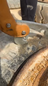 PRESS THE BAR CROWBAR/PLIERS FOR REMOVING TIRES