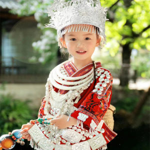 ชุดเด็กหญิงเผ่าม้งและเผ่ามอญสีแดง ชุดเด็กนักเรียนประถมศึกษา ชุดครอบครัวสำหรับเด็ก ชุดเด็กท่องเที่ยว ชุดการแสดงงานวันเด็ก