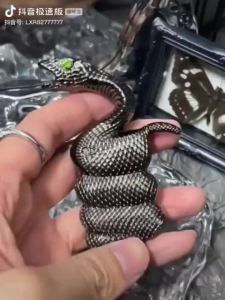 HỘP QUẸT BẬT LỬA GA KHÒ THIẾT KẾ KHẮC NỔI HÌNH RẮN KIM LOẠI FULLBOX