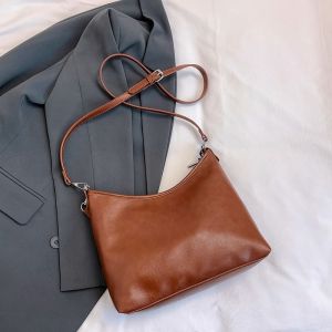 กระเป๋าถือทรงสี่เหลี่ยมด้านเท่าแบบสะพายไหล่ข้างเดียวสำหรับผู้หญิง ความจุขนาดใหญ่ สีแดง กระเป๋าสะพายข้างแบบลำลอง วัสดุหนังวัว