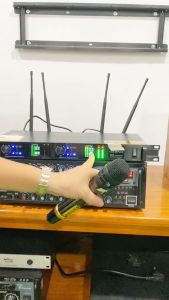 [ƯU ĐÃI CỰC LỚN - GIÁ GIẢM LIỀN TAY] Micro không dây UGX39 Plus - chất lượng âm thanh tuyệt hảo với công nghệ tiên tiến và thiết kế hiện đại. Sự lựa chọn hoàn hảo cho âm thanh chuyên nghiệp.