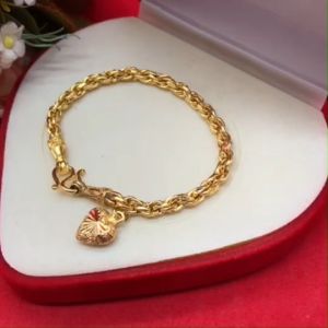 สร้อยข้อมือลายเกลียวหัวจรวดห้อยจี้หัวใจตัดลาย ความยาว 6 นิ้ว ชุบทอง ทองปลอม ใส่อาบน้ำได้ ใส่ในชีวิตประจำวันได้