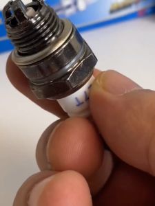 Bugi L7T Cho Máy Cưa Và Máy Cắt Bàn Chải Bugi Đánh Lửa Thay Thế Cho Máy Cắt Cỏ máy cưa/ buri máy cắt cỏ