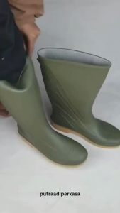 Sepatu Boot Karet tebal CEQIU cocok untuk perlindungan di medan kerja atau perkebunan dan saat Hujan