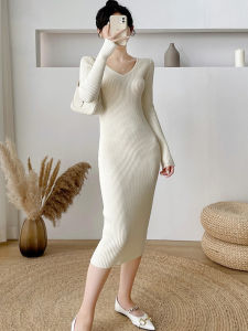 ชุดเดรสสั้นทรงเข้ารูปคอวีสไตล์ย้อนยุคฝรั่งเศสสำหรับผู้หญิง ชุดเดรสยาวคลุมเข่าทรงเข้ารูปสีพื้น ชุดเดรสยาวคลุมเข่าคอวีสำหรับฤดูใบไม้ร่วงและฤดูหนาว