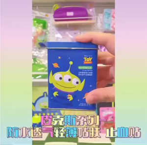 Băng Cá Nhân Lotso Gấu Dâu Toy Story – Hộp Thiếc 40 Miếng 3 Size – Chống Nước Êm Da Cực Dễ Thương