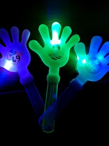 ของเล่นมือตบพลาสติกหลากสีขนาดใหญ่ 28 ซม เรืองแสง เปลี่ยนสีได้ เสียงดัง ใช้สำหรับงานปาร์ตี้ การแสดง พร้อมไฟประดับ