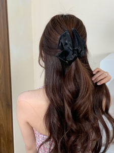 กิ๊บติดผมรูปหอยเรือแบบสามเหลี่ยมสไตล์ฝรั่งเศสสำหรับผู้หญิง กิ๊บติดผมรูปฉลาม ทรงเรียบง่าย แฟชั่นใหม่ 2025 สำหรับผมหลังศีรษะ