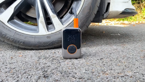 Joysync ปั๊มอากาศรถแบบไร้สายพกพา จอแสดงผล 3000mAh 150PSI ใช้งานรถ/จักรยาน/ลูกบอล พร้อมไฟLED เต็มอุปกรณ์