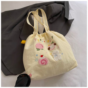 กระเป๋าสะพายไหล่ผ้าปักลายดอกไม้สไตล์ญี่ปุ่นและเกาหลีใต้สำหรับผู้หญิง กระเป๋าถือแบบผูกเชือกขนาดใหญ่ ความจุขนาดใหญ่ กระเป๋าสะพายไหล่แบบลำลอง