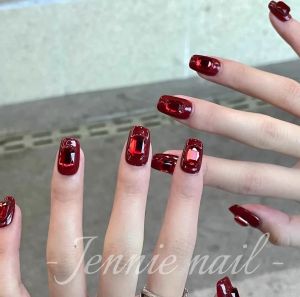 เล็บสวมใส่ประดับเพชรสีแดงอุปกรณ์ทำเล็บสไตล์ฝรั่งเศสสำหรับงานวันตรุษจีนและคริสต์มาส